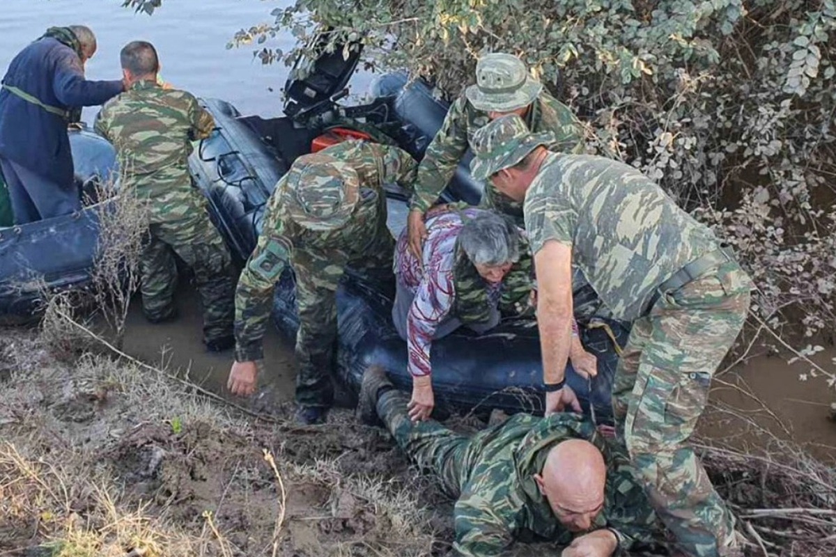 Ποιος είναι ο πεζοναύτης που ξάπλωσε στις λάσπες για να περάσουν οι ηλικιωμένοι πλημμυροπαθείς