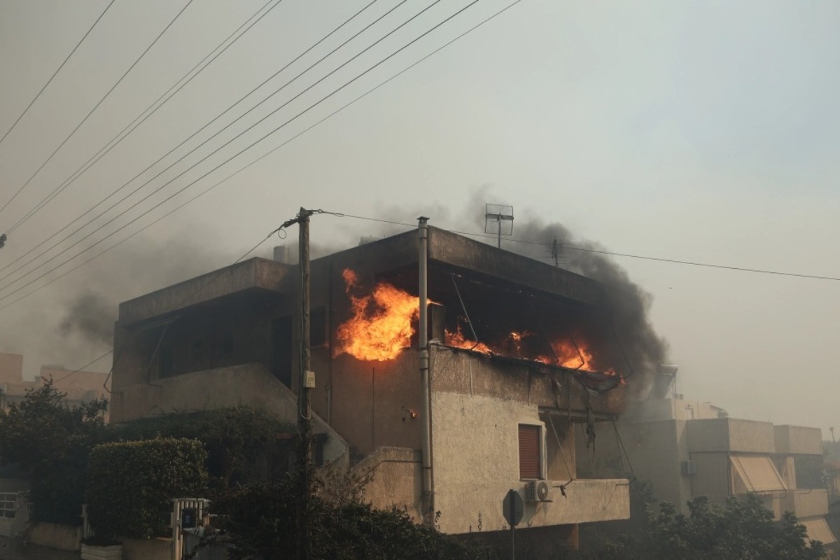 Σάλος με ιδιοκτήτρια Airbnb στη Σαρωνίδα: Αναρωτιόταν αν πρέπει να χρεώσει τους πελάτες που έφυγαν λόγω της πυρκαγιάς