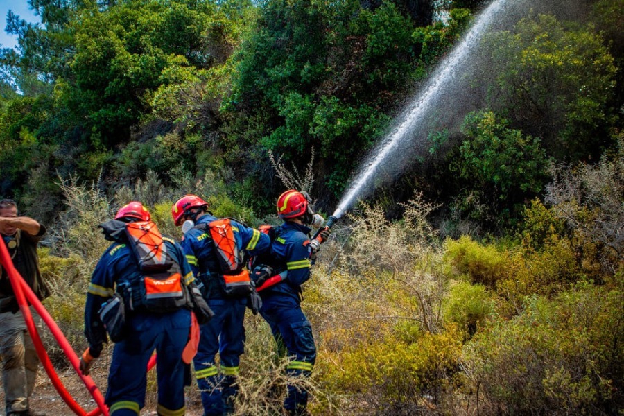 Έκλεψαν τον εξοπλισμό πυροσβέστη ενώ αυτός έσβηνε τις φωτιές
