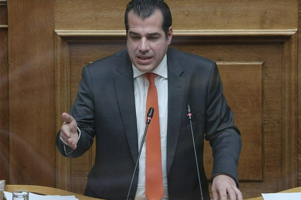 Θάνος Πλεύρης: Καταγγέλει ότι δέχτηκε επίθεση με γιαούρτια στα Πετράλωνα – «Πέτυχαν και τα παιδιά μου»