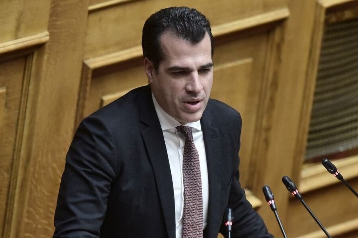 Κωνσταντίνος Πλεύρης: Η έντονη ενόχληση στην κάμερα και το φιλί στο στόμα με την Τζόρτζια Σιακαβάρα
