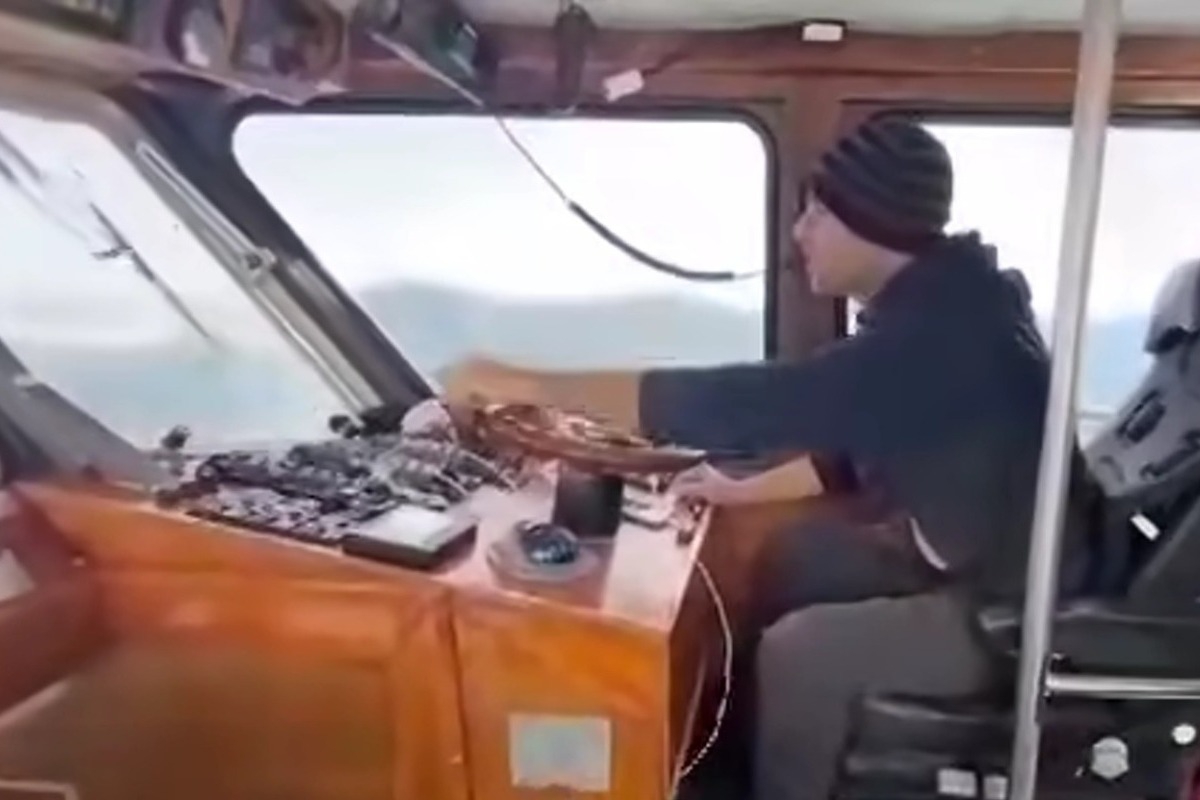 Βίντεο ‑ ντοκουμέντο: Τεράστια κύματα «καταπίνουν» σκάφος που έσπευσε για τη διάσωση του υποσμηναγού μετά την πτώση του F16