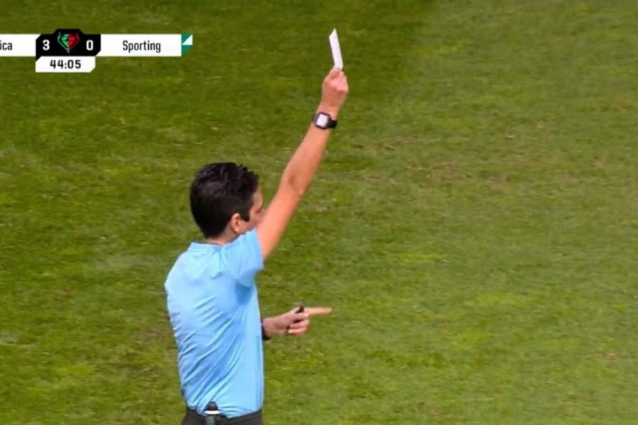 Διαιτητής έδωσε για πρώτη φορά «λευκή κάρτα» σε αγώνα ποδοσφαίρου στην Πορτογαλία