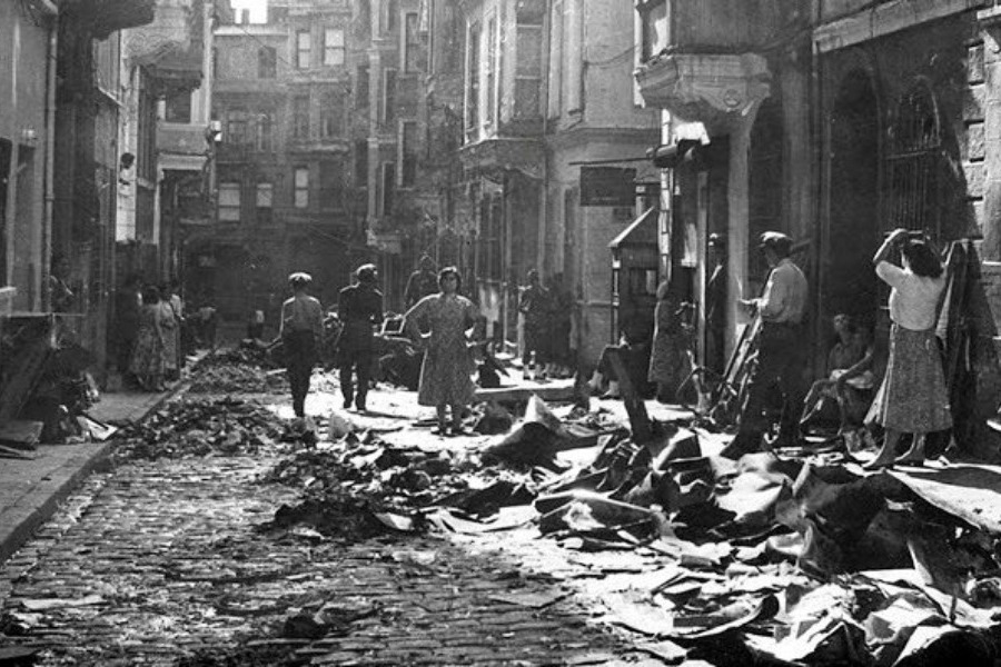 Σαν σήμερα: Η εφιαλτική νύχτα των Ελλήνων της Κωνσταντινούπολης