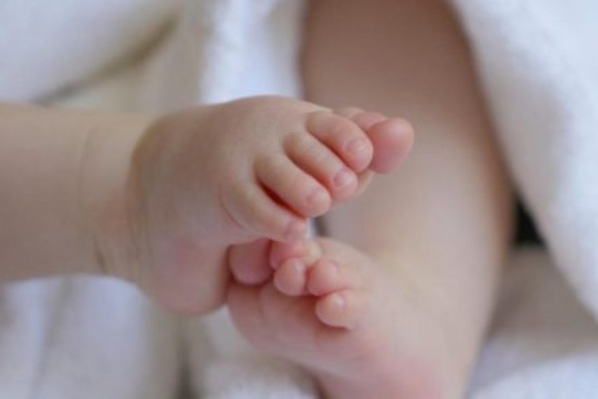 Αρτα: Οι πιθανές ποινές για τον πατέρα που ξέχασε το μωρό του στο αυτοκίνητο