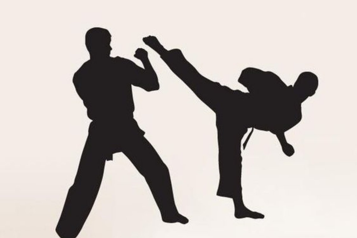 «Μην αρνείσαι στον δάσκαλο γιατί θα πονέσεις» ‑ Δικάζεται ο προπονητής πολεμικών τεχνών που απαιτούσε μασάζ