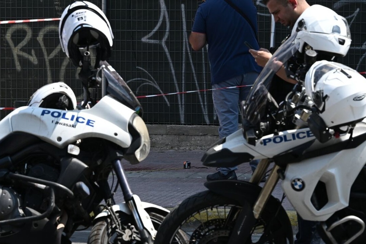 Επiθεση ομάδας αγνώστων με μηχανάκια σε καφετέρια στους Αμπελόκηπους