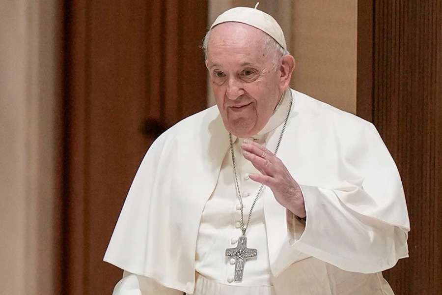 Πάπας Φραγκίσκος: Οι ιερείς μπορούν να ευλογούν τα ομόφυλα ζευγάρια