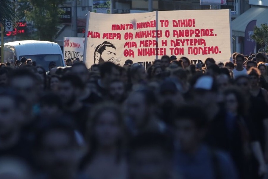 Πλήθος κόσμου στην πορεία για τα 10 χρόνια από τη δολοφονία του Παύλου Φύσσα