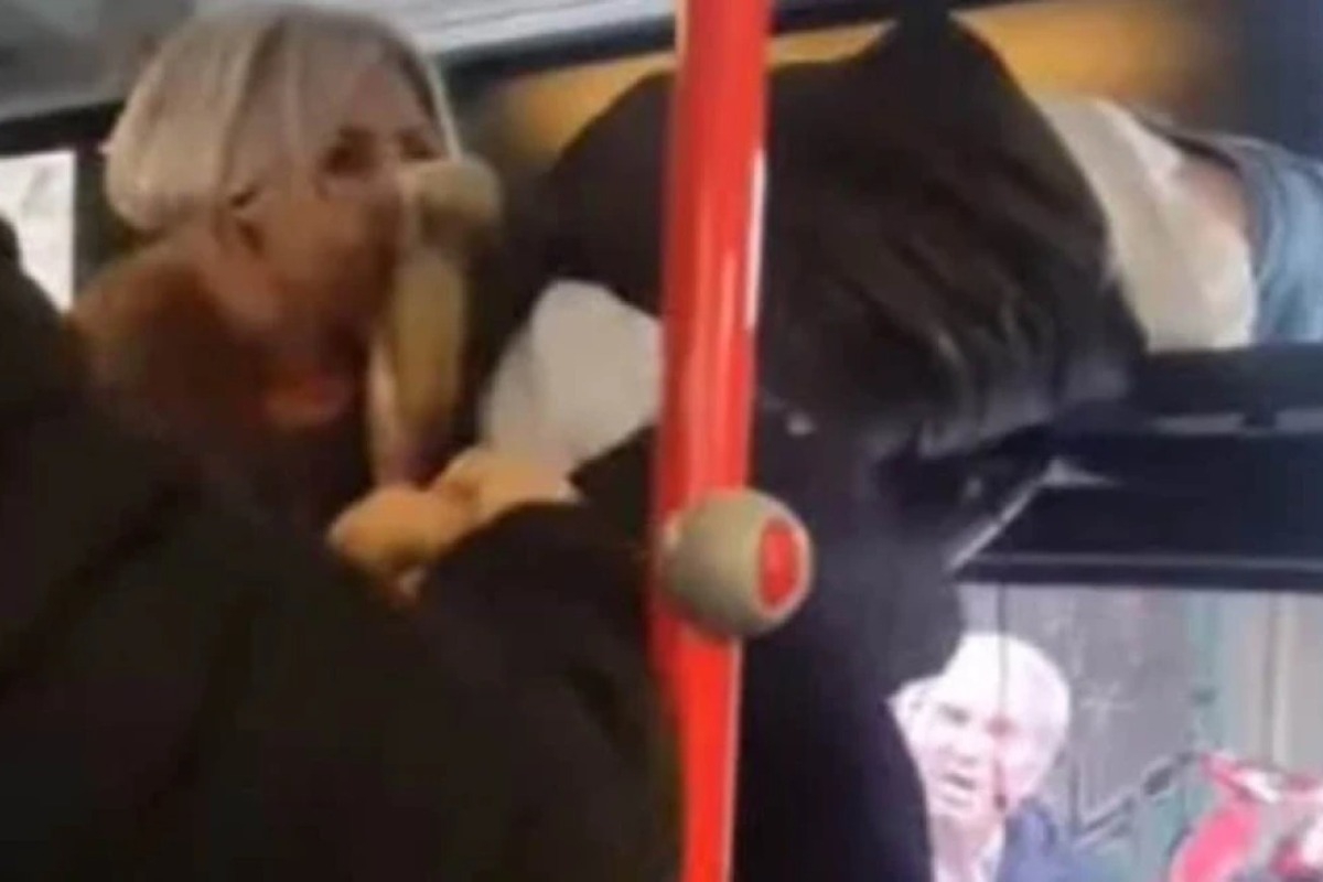 Απίστευτο βίντεο από λεωφορείο στη Θεσσαλονίκη: Γυναίκα που έκλεβε πορτοφόλια σφήνωσε στο παράθυρο προσπαθώντας να διαφύγει