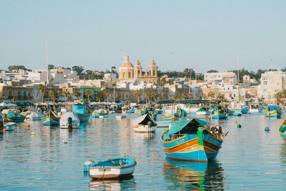 Το παραμυθένιο ψαροχώρι που έμεινε ανέγγιχτο από το χρόνο και βρίσκεται κοντά στην Ελλάδα