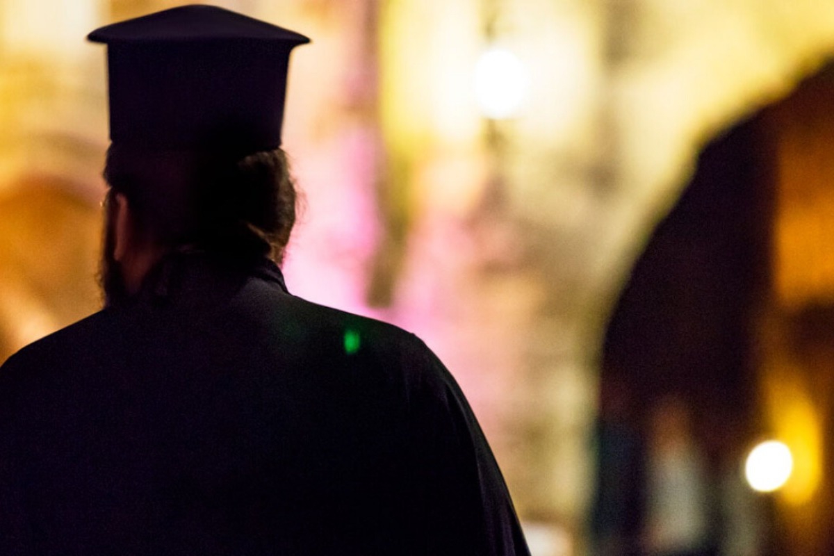 Ρόδος: «Του έβαλα λαδάκι στα εκζέματα» λέει ο ιερέας για τον τουρίστα που άλειψε γυμνό με λάδι