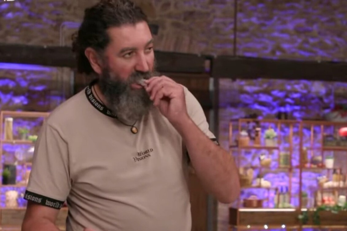 MasterChef: Σάλος με παίκτη που δοκίμασε το ψάρι και το έβαλε ξανά μέσα στην κατσαρόλα