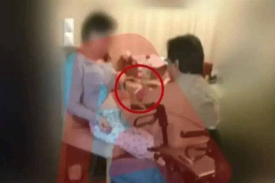 Ψευτογιατρός: Φωτογραφία από τη στιγμή που κάνει ένεση σε ασθενή με σκλήρυνση κατά πλάκας