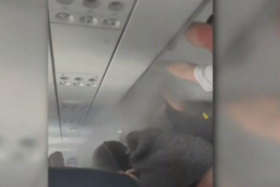 Χαμός σε πτήση: Πήρε φωτιά αποσκευή και το πιλοτήριο γέμισε καπνό