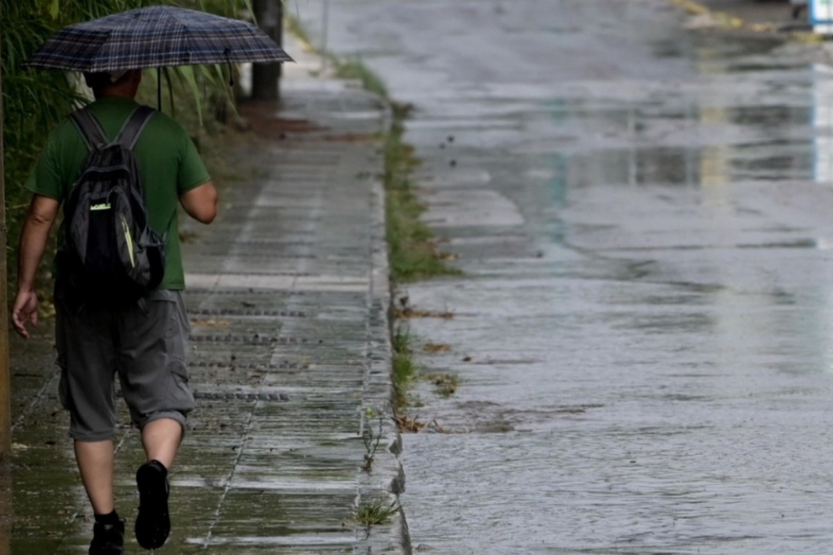 «Βουτιά» της θερμοκρασίας μέχρι και 14 βαθμούς σήμερα ‑ Πού θα «χτυπήσουν» καταιγίδες