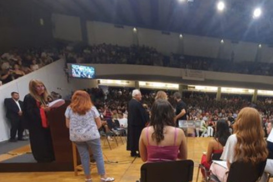 Ράγισαν καρδιές στο ΑΠΘ: Η αδερφή του Κυπριανού Παπαϊωάννου που σκοτώθηκε στα Τέμπη παρέλαβε το πτυχίο του