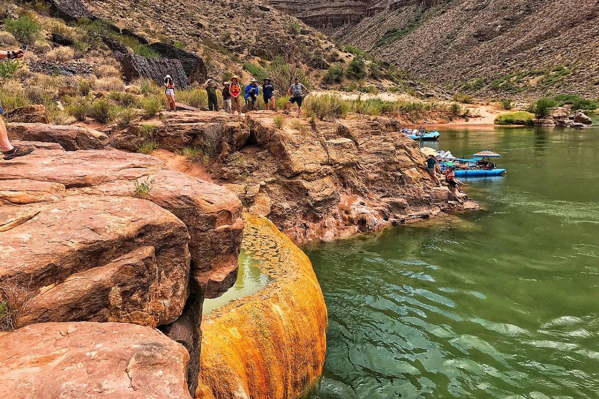 Η μικρή πηγή στην οποία δεν πρέπει να κολυμπήσεις