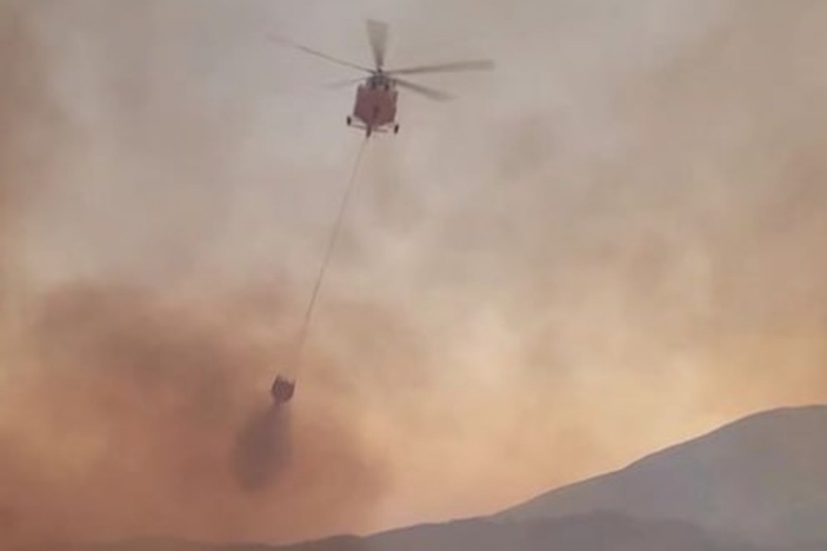 Φωτιά στην Ρόδο: Καίει εκτός ελέγχου δασική έκταση