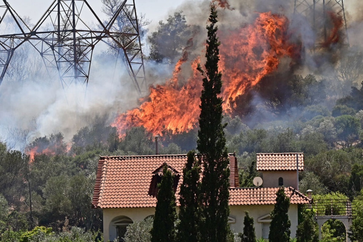 Ανεξέλεγκτη η φωτιά στον Κουβαρά Αττικής