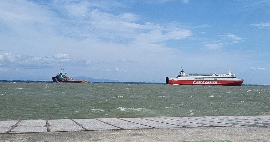 Ραφήνα: Αρχισε η ρυμούλκηση του Fast Ferries Andros ‑ Ταλαιπωρία ωρών για 700 επιβάτες