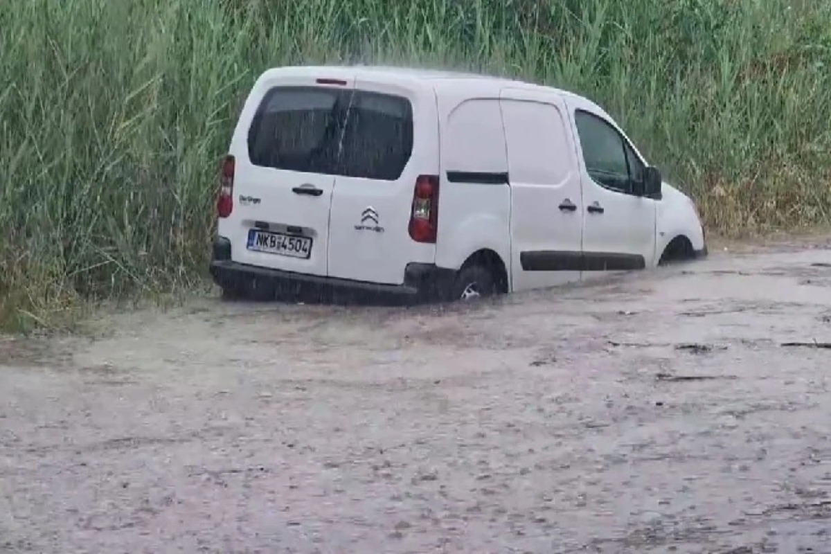 Χαμός στη Θεσσαλονίκη με βροχοπτώσεις ‑ Φούσκωσε ρέμα κοντά σε σπίτια