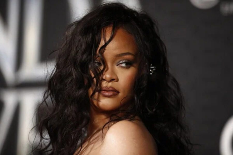 Αντρας πήγε στο σπίτι της Rihanna για να της κάνει πρόταση γάμου