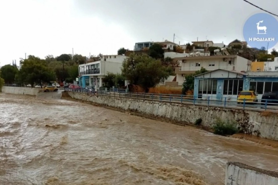 Στο έλεος της κακοκαιρίας η Ρόδος: Πλημμύρες και κατολισθήσεις