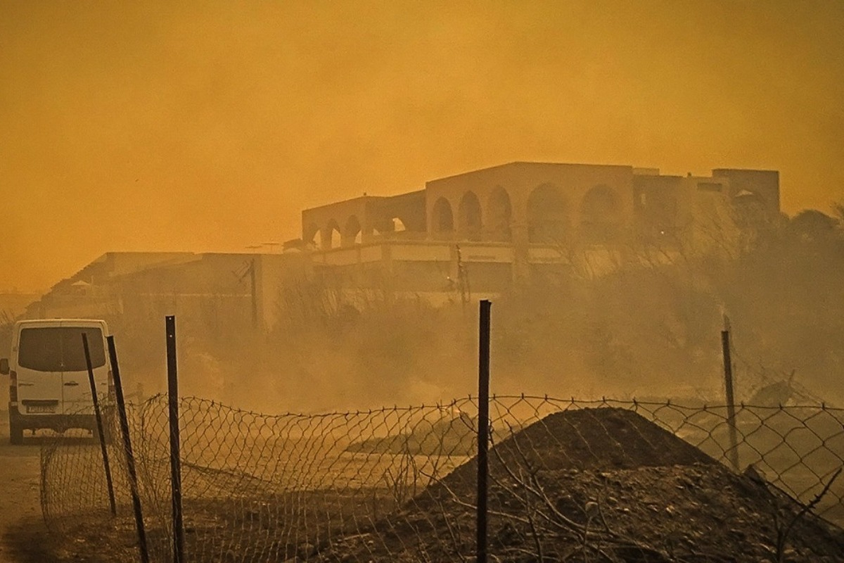 Συνεχείς αναζωπηρώσεις σε τρία μέτωπα η πυρκαγιά στη Ρόδο