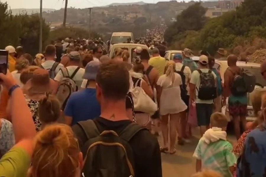 Αεροπλάνα για τον επαναπατρισμό των Βρετανών τουριστών από τη Ρόδο στέλνει το Λονδίνο