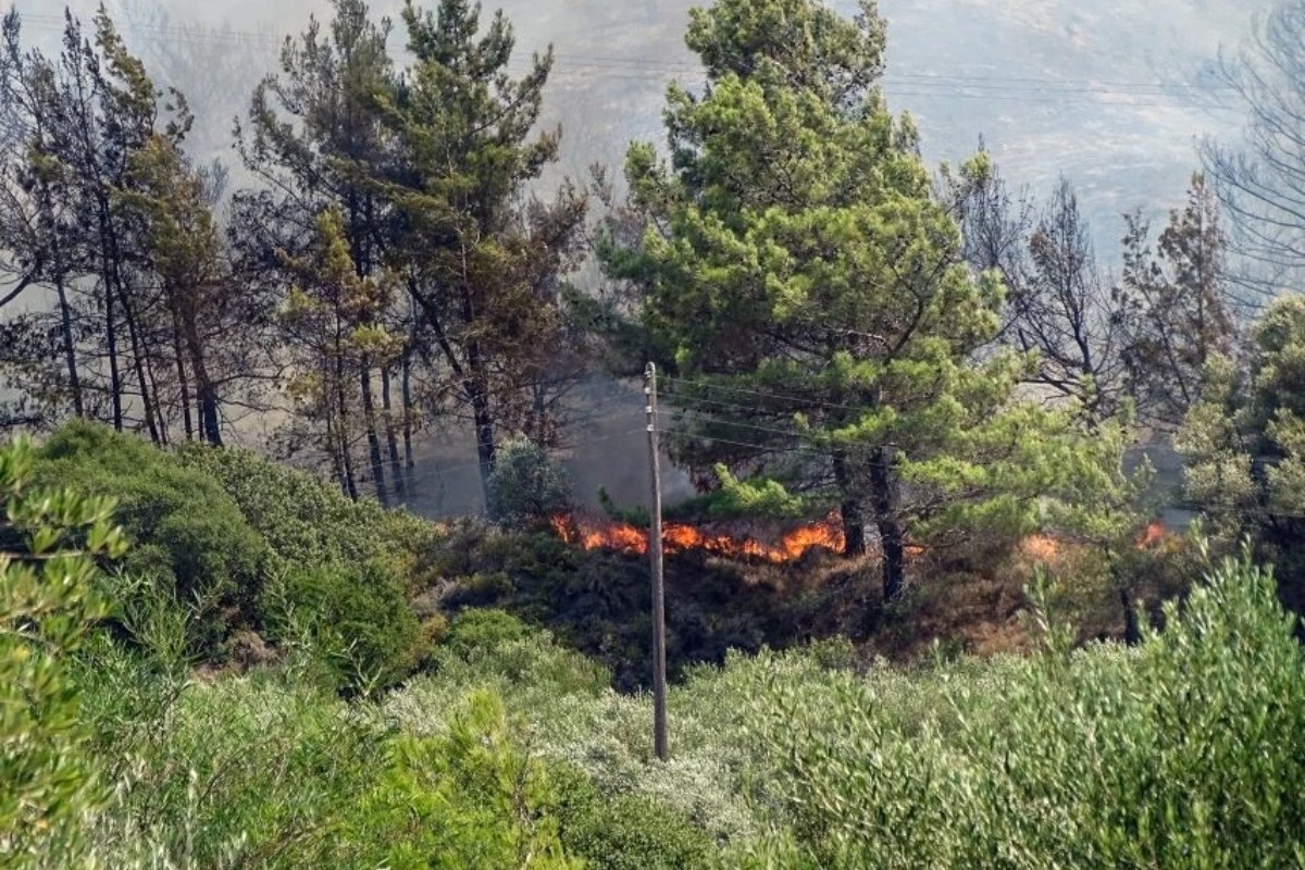Ανεξέλεγκτη η πυρκαγιά στη Ρόδο: Εκκενώνονται τρία χωριά και ένα ξενοδοχείο