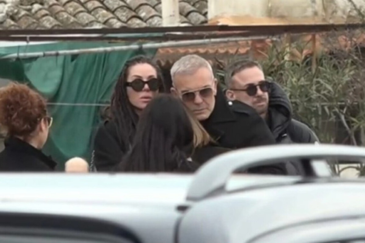 Συντετριμμένος ο Στέλιος Ρόκκος στην κηδεία του αδερφού του