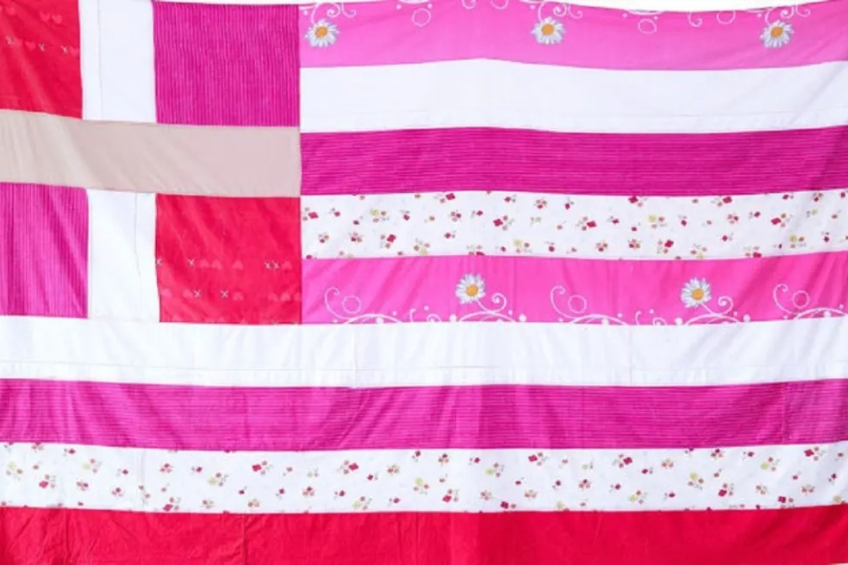 Σάλος με παρέμβαση Γεραπετρίτη: Απέσυρε τη ροζ ελληνική σημαία από το Γενικό Προξενείο της Νέας Υόρκης