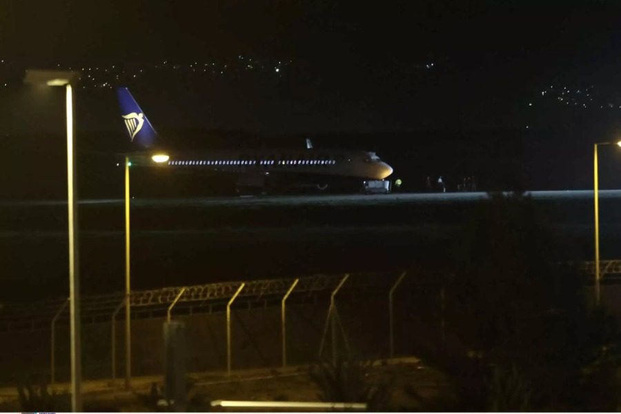 Οι πρώτες εικόνες από το «Ελ. Βενιζέλος» – Εκκενώνεται το αεροπλάνο που έστειλε σήμα για βόμβα