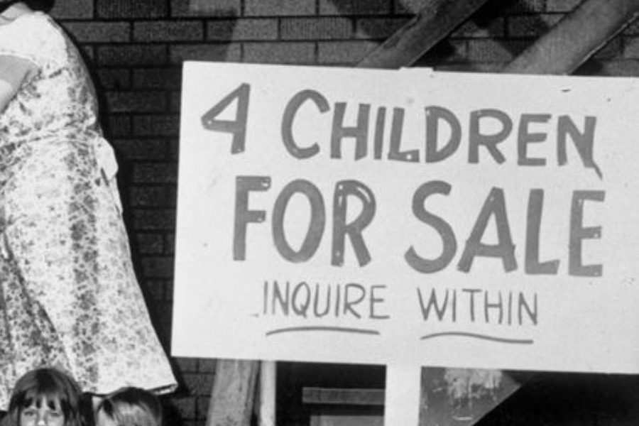 Η τραγική ιστορία πίσω από τη διαβόητη φωτογραφία: «4 παιδιά προς πώληση»