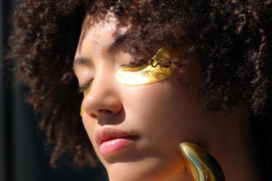 Προσοχή: Η καθημερινή συνήθεια που φέρνει σακούλες και μαύρους κύκλους κάτω από τα μάτια