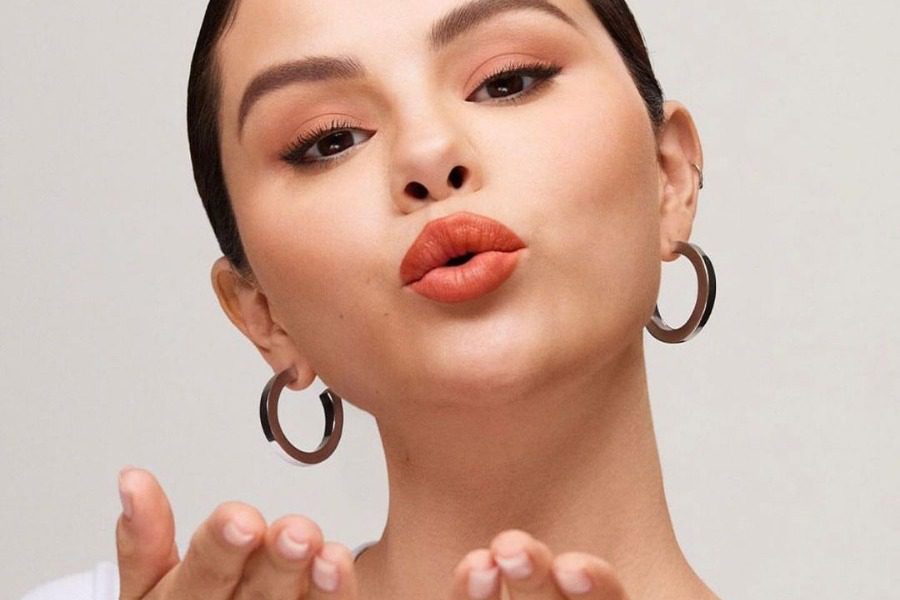 Selena Gomez: Το γρήγορο μακιγιάζ της με μόνο δύο προϊόντα