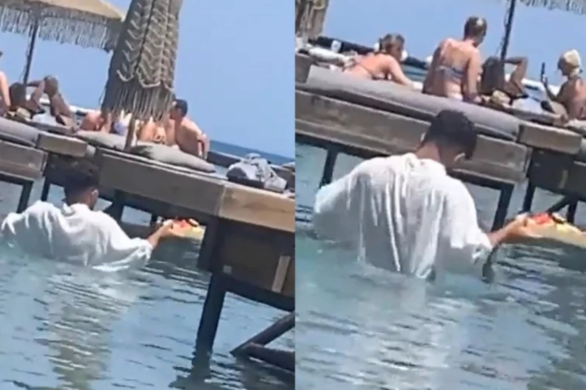 «Παίρνει 3.000 ευρώ τον μήνα», λέει ο ιδιοκτήτης για τον εργαζόμενο που σερβίρει μέσα στη θάλασσα