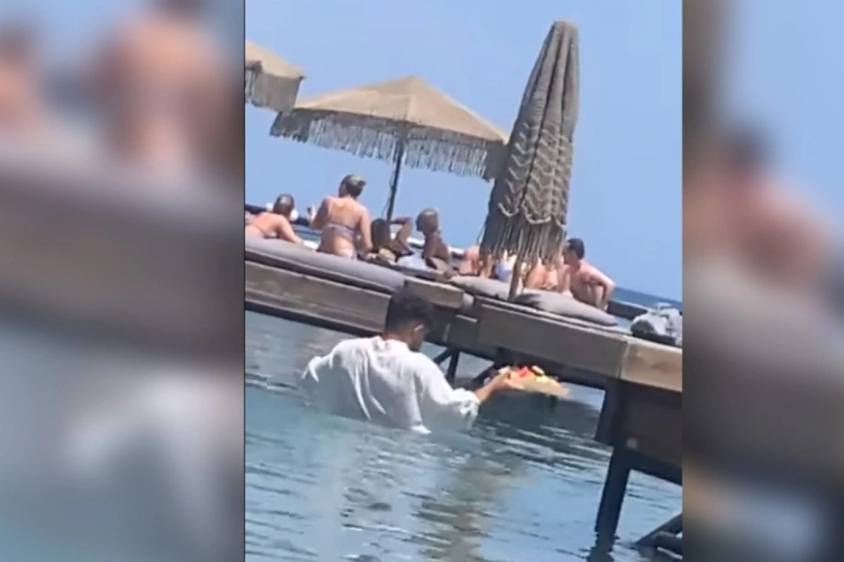 Οργή στη Ρόδο: Διπλή κυβερνητική παρέμβαση για τον σερβιτόρο που παρέδιδε κολυμπώντας παραγγελία