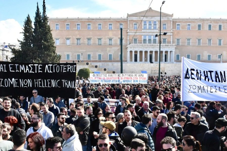 Σύγκρουση τρένων στη Λάρισα: Σε εξέλιξη το συλλαλητήριο στο Σύνταγμα