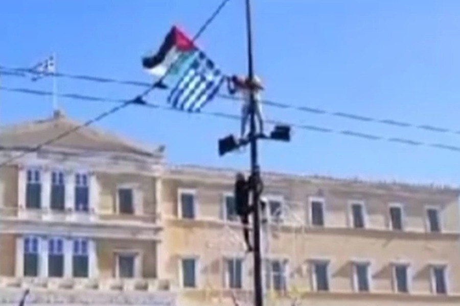 Προσήχθη 22χρονος που ύψωσε την παλαιστινιακή σημαία στο Σύνταγμα – Οι αντιδράσεις που προκάλεσε
