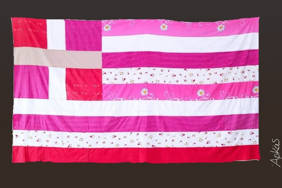 Το αιχμηρό σχόλιο του Αρκά για τη ροζ ελληνική σημαία