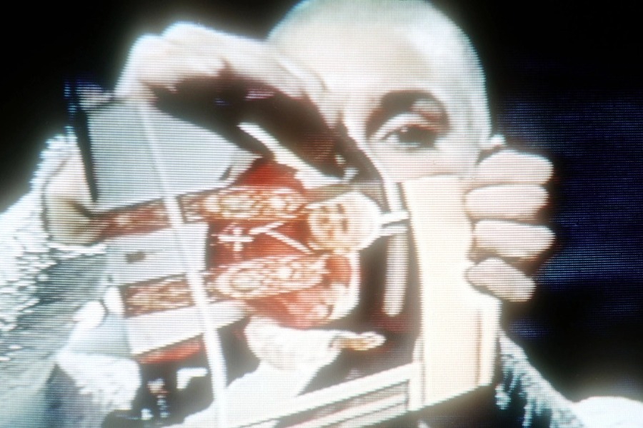 Tραγουδούσε live κι έσκισε μια φωτογραφία on camera: Τι ήθελε να πετύχει η Sinéad O’Connor