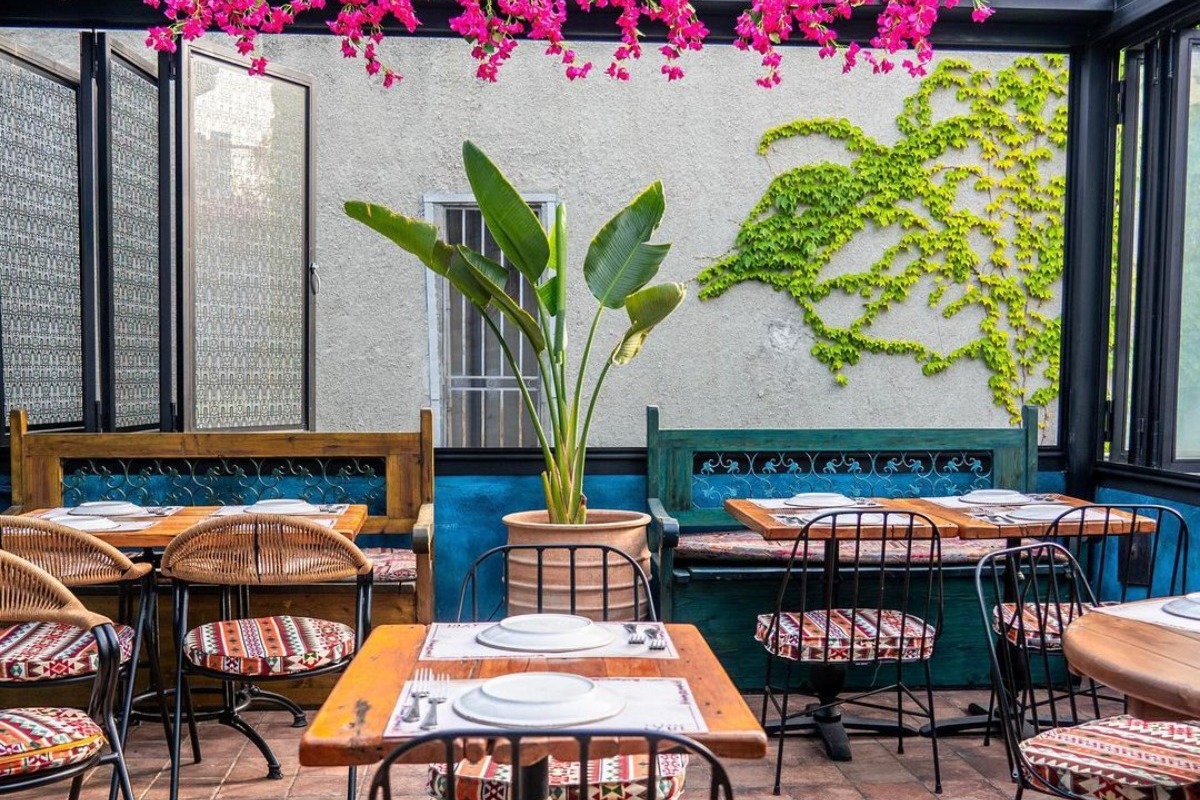 Βγαίνουμε στις αυλές της Αθήνας για λεμονάδες και άλλες δροσιές