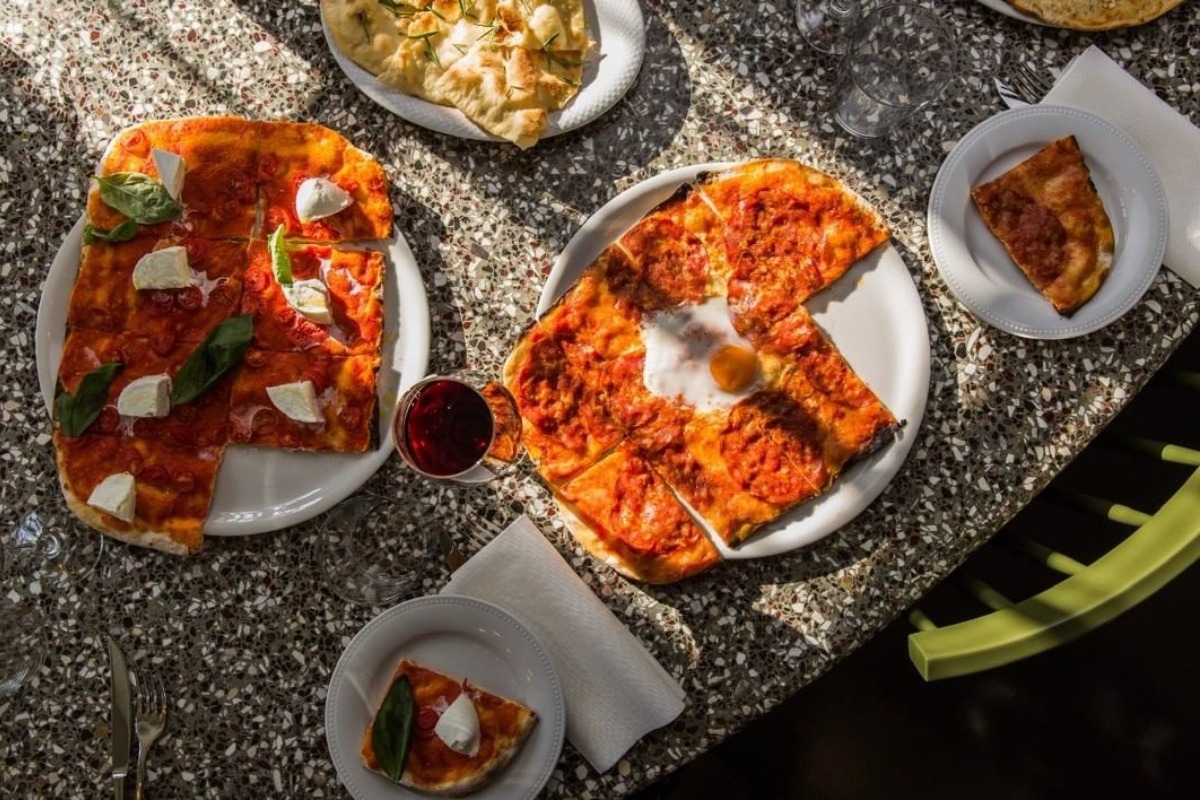 5 Μέρη στην πόλη μας που έχουν τελειοποιήσει την Pinsa με τα Cocktails