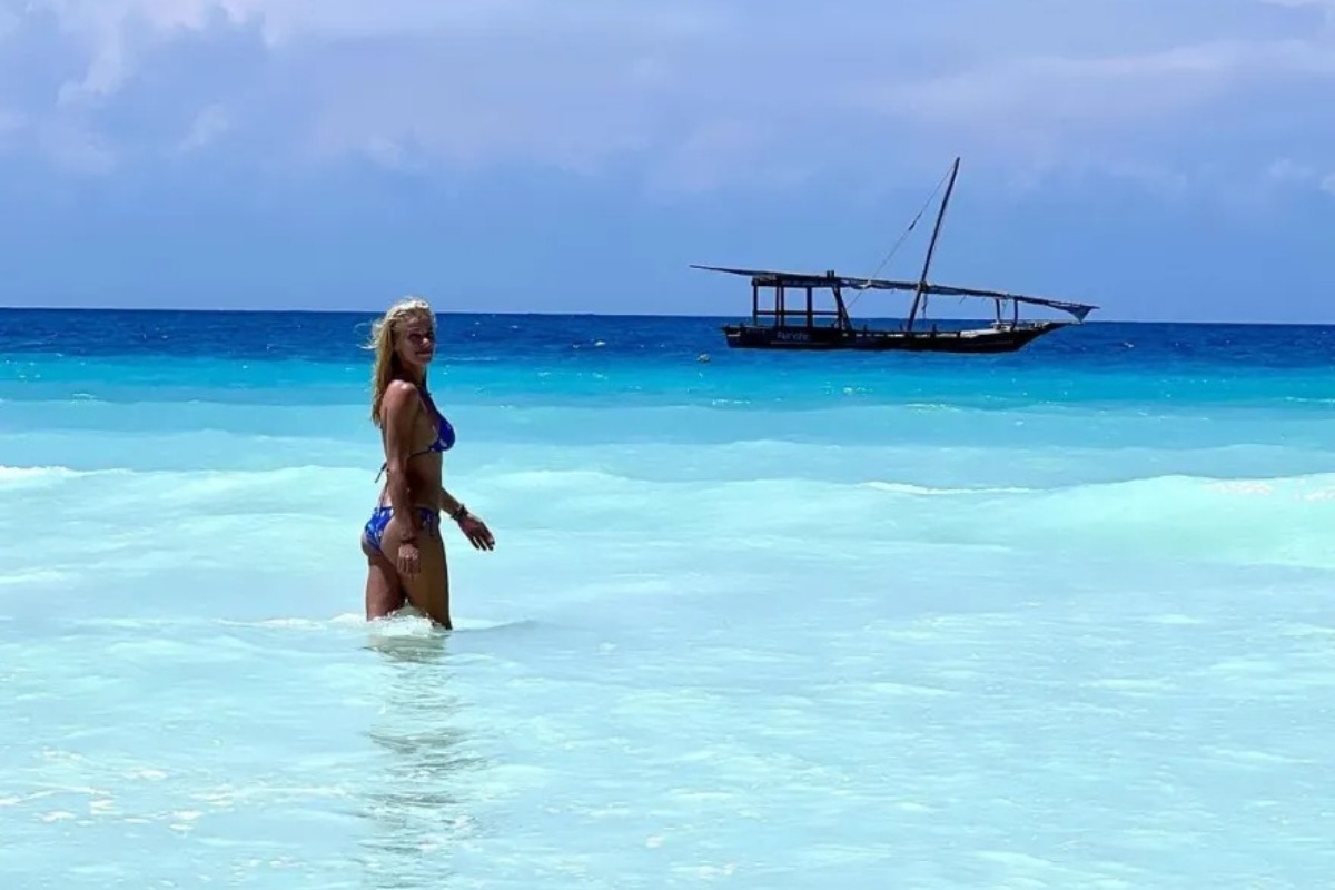 Ζέτα Μακρυπούλια: Ποζάρει με μαγιό στις παραλίες της Ζανζιβάρης