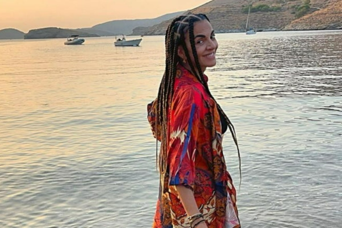 Μαρία Σολωμού: «Ζαλίζει» χορεύοντας πάνω στο jet ski με ένα ποτήρι κρασί