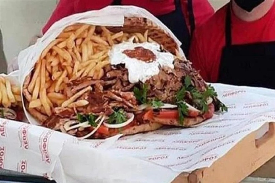 Αγιος Βαλεντίνος: Σουβλατζίδικο στο Ηράκλειο προσφέρει πιτόγυρο «ανθοδέσμη» που ζυγίζει 8,5 κιλά!