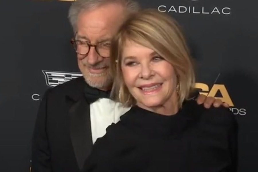 Ποια είναι η επί 31 χρόνια σύζυγος του Steven Spielberg; Έχουν μαζί 7 παιδιά!