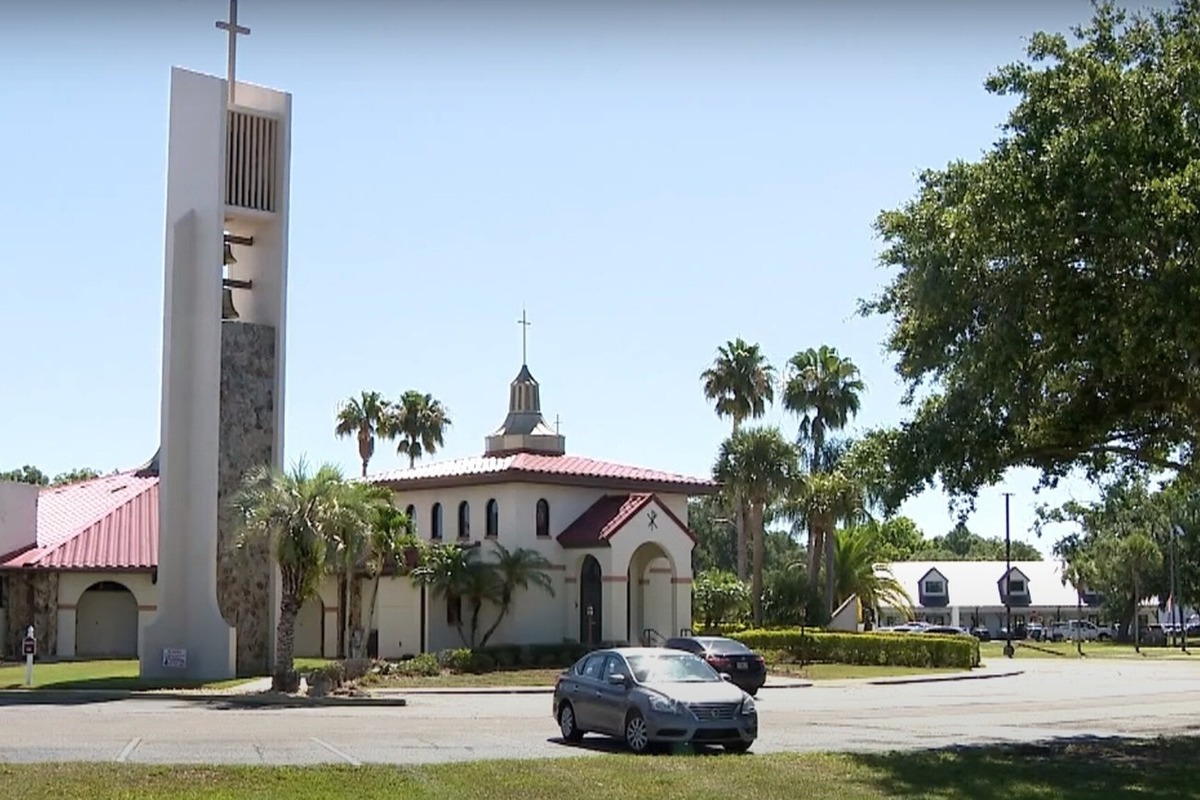 Ιερέας δάγκωσε γυναίκα που ήθελε να κοινωνήσει ‑ Οι αντικρουόμενοι οι ισχυρισμοί τους